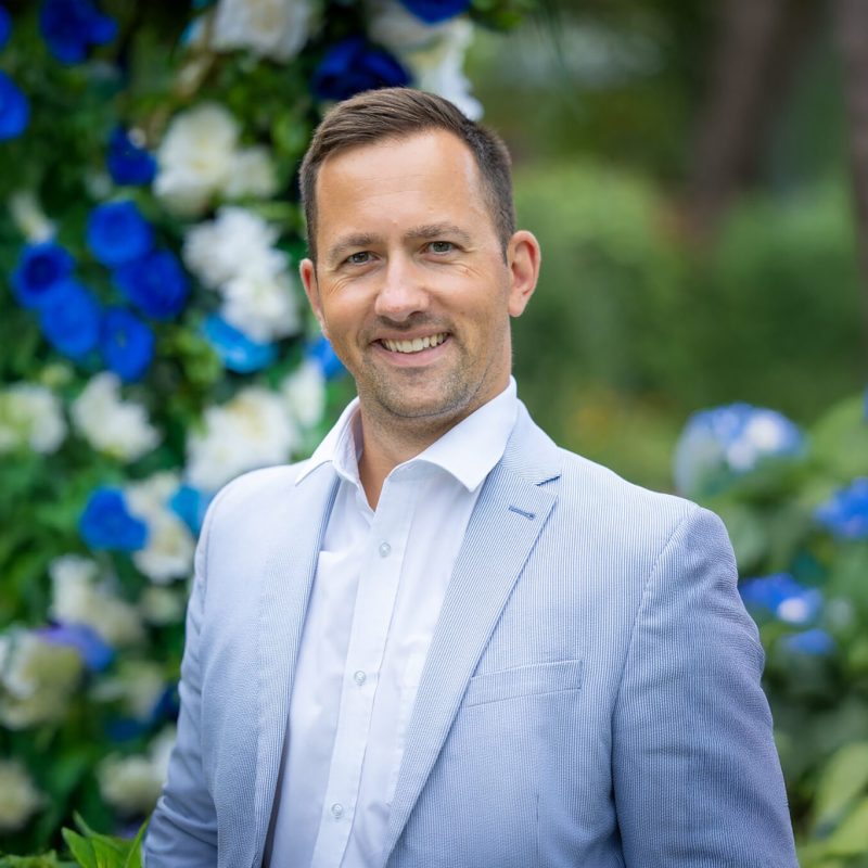 Headshot_Bloue Suit_extended ai